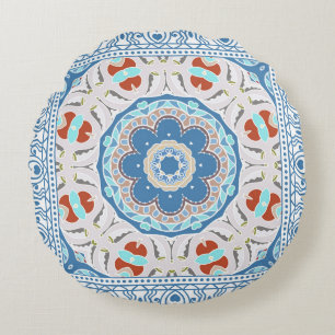 Decoratieve kleurrijke versiering op witte achterg rond kussen
