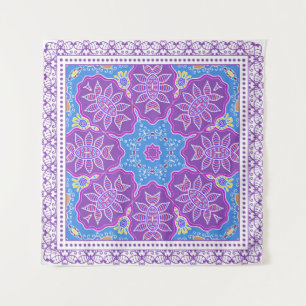Decoratieve kleurrijke versiering op witte achterg wandkleed