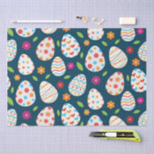 Decoratieve paaseieren met bloemen en bladeren tissuepapier (Craft)