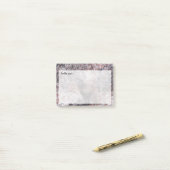 Decoratieve roze rottextuur met tekst post-it® notes (Op bureau)