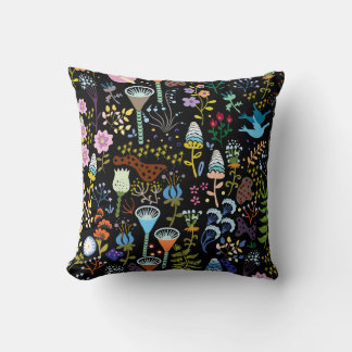 decoratieve , scandinavische bloemen op zwart kussen