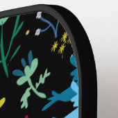 decoratieve , scandinavische bloemen op zwart pickleball paddle (Links Detail)