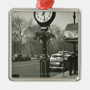 Decoratieve straatklok twee achtergrondmensen metalen ornament