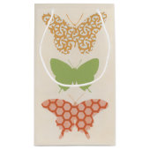 Decoratieve vlinderpatronen op de achtergrond van  klein cadeauzakje (Achterkant)