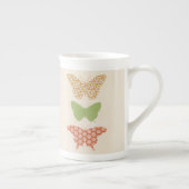 Decoratieve vlinderpatronen op de achtergrond van porselein kop (Rechts)