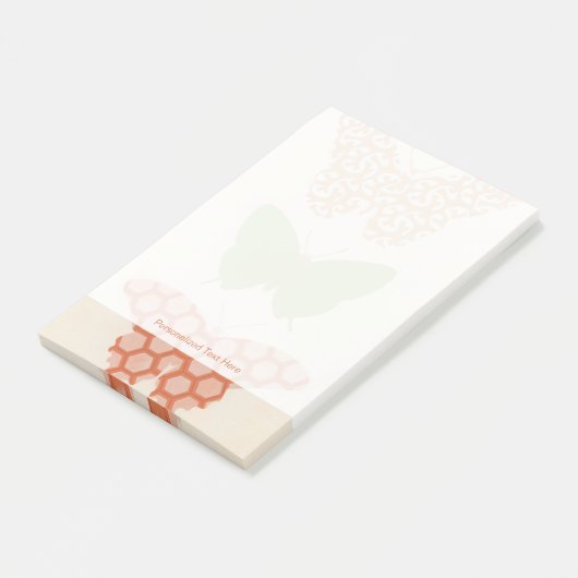 Decoratieve vlinderpatronen op de achtergrond van  post-it® notes (Schuin)