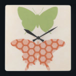 Decoratieve vlinderpatronen op de achtergrond van  vierkante klok<br><div class="desc">De crèmeachtergrond van dit stuk van Erica Vess van June staat de kleuren van de vlinderpatronen toe om van de druk af te springen. Als je van moderne kunst houdt,  of gewoon van vlinders houdt,  is dit het stuk voor je!</div>