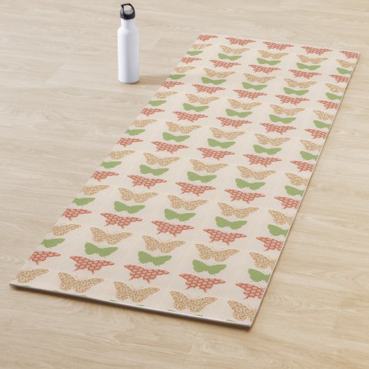 Decoratieve vlinderpatronen op de achtergrond van  yogamat (In situ)