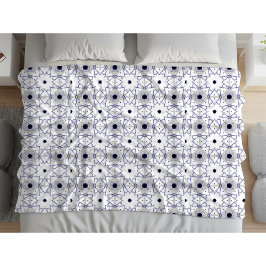Decorative geometric patterned on white background fleece deken