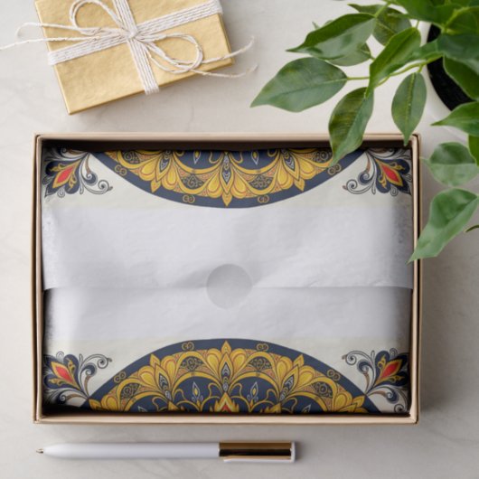 Decorative peacock bird on white tissuepapier (Geschenk)