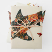 Decoupage van met bloem bedekte haaien inpakpapier vel (In situ)