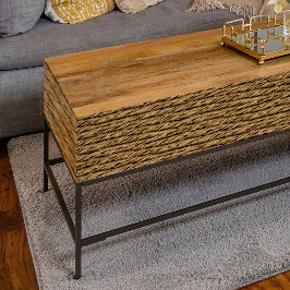 Decoupage van rieten mand openen tissuepapier