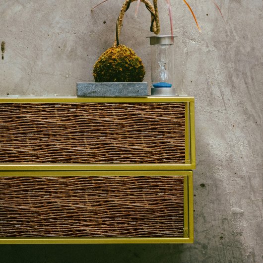 Decoupage van rieten mand tissuepapier