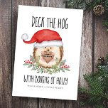 Decreet de Hog Hedgel Santa Holly Kerstmis Feestdagenkaart<br><div class="desc">Deel wat vakantie-humor met dit houten dierlijk thema kerstkaart met een schattige waterverf egel in een Santa die door heilige boughs en bessen is omgeven, met een bijtend houten bord. In de titel staat: "Dek de hog met holle hoesten". De groet binnen het houten teken (getoond met Prettige feestdagen") kan...</div>