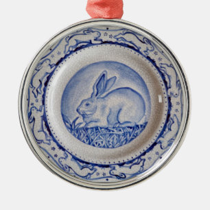 "Dedham Blue" Konijnenblauw en witte Bord Metalen Ornament