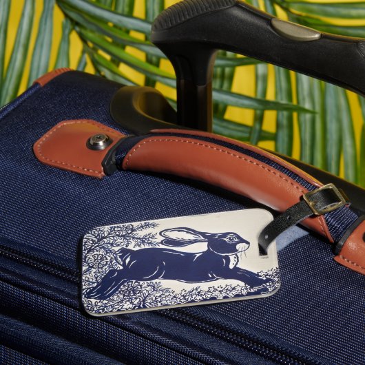 Dedham Blue Rabbit,  blauw en wit design Bagagelabel (Voorkant Insitu 3)