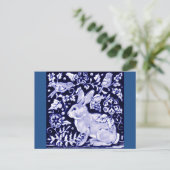 Dedham Blue Rabbit, Classic Blue & White Design Briefkaart (Staand voorkant)