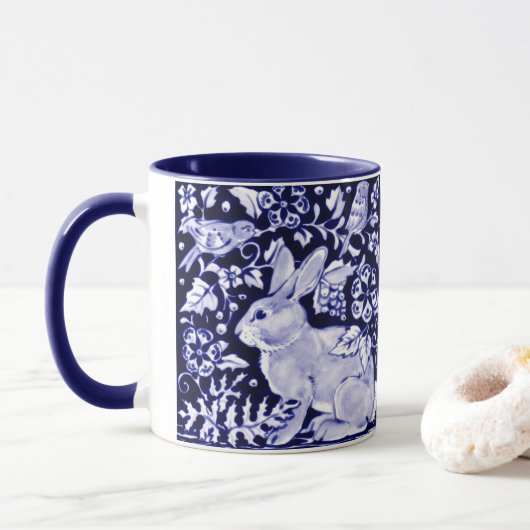 Dedham Blue Rabbit, Classic Blue & White Design Mok (Met donut)