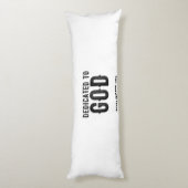 DEDICATED TO GOD  COOL BLACK TEKST LICHAAMSKUSSEN (Achterkant (Verticaal))