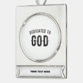 DEDICATED TO GOD COOL BLACK TEKST VERZILVERD BANNER ORNAMENT (Links)
