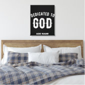 DEDICATED TO GOD COOL WHITE TEKST CANVAS AFDRUK (Insitu (Slaapkamer))