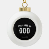DEDICATED TO GOD  COOL WHITE TEKST KERAMISCHE BAL ORNAMENT (Voorkant)