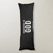 DEDICATED TO GOD COOL WHITE TEKST LICHAAMSKUSSEN (Achterkant (Verticaal))