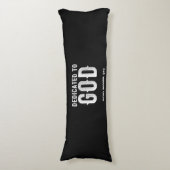 DEDICATED TO GOD COOL WHITE TEKST LICHAAMSKUSSEN (Voorkant Verticaal)