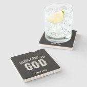 DEDICATED TO GOD  COOL WHITE TEKST STENEN ONDERZETTER (Zijkant)