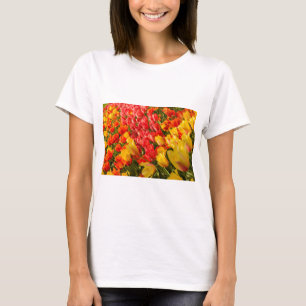 DEE ONTLUIKENDE TULPEN IN EEN PARK T-SHIRT