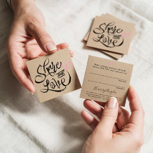 Deel de liefdesbruine kraft zwarte scripttypografi aanbevelingskaartje