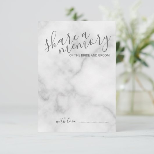 'Deel een geheugen' Elegant Marble Script Wedding Advieskaart (Staand voorkant)