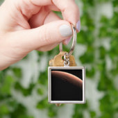 Deel van Mars op de grens van licht en donker. Sleutelhanger (Hand)