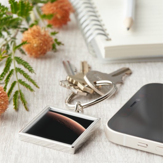 Deel van Mars op de grens van licht en donker. Sleutelhanger (Zijkant)