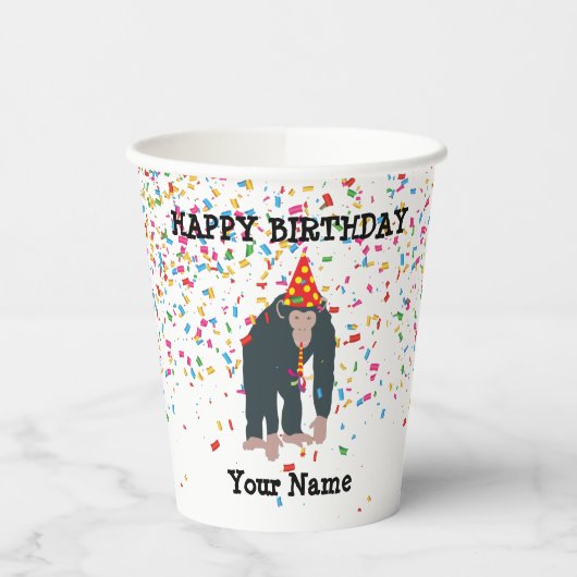 Deelnemende dieren met een partij papieren bekers (Links)