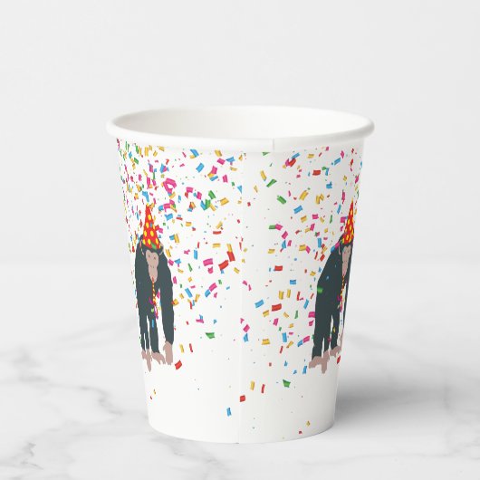 Deelnemende dieren met een partij papieren bekers (Rechts)