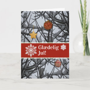 Deense kerstversiering op besneeuwde takken feestdagen kaart