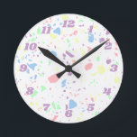 Deense pastel regenboog wit terrazzo genummerd ronde klok<br><div class="desc">Nog een meisjesklok van JessicaAmber - vraag naar aangepaste bestellingen! Deze leuke wandklok heeft een abstract terrazzopatroon in pastel paarse, roze, groen en geel, op een witte achtergrond. Het patroon heeft een jeugdige maar aardse sfeer. Er zijn paarse getallen rond de rand in een groovy lettertype. U kunt nummers en...</div>