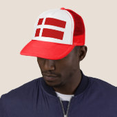 Deense vlag Dannebrog Red White Trucker Pet (In situ)