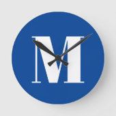 Deep Blue Initiaal Letter Monogram modern Stijlvol Ronde Klok (Voorkant)