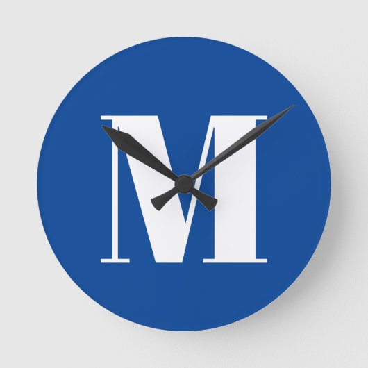 Deep Blue Initiaal Letter Monogram modern Stijlvol Ronde Klok (Voorkant)