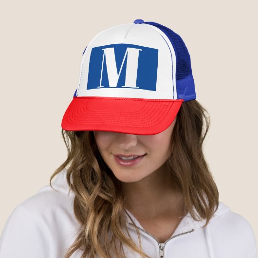 Deep Blue Initiaal Letter Monogram modern Stijlvol Trucker Pet (In situ)