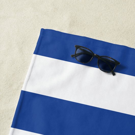 Deep Blue Stripe Personalized Lake House Strandlaken (In situ)