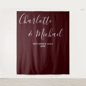 Deep Burgundy Script Minimalist Wedding Backdrop Wandkleed (Voorkant)