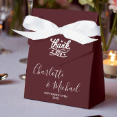 Deep Burgundy Script Minimalist Wedding Bedankdoosjes