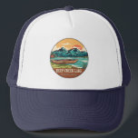 Deep Creek Lake Maryland Boating Vist Embleem Trucker Pet<br><div class="desc">Diepe Creek Lake handgetekende illustratie met kano's,  tenten en bergen op de achtergrond. Ideaal voor iedereen die graag Deep Creek Lake bezoekt.</div>