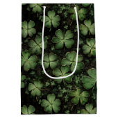 Deep Green Clover and Shamrock Pattern Medium Cadeauzakje (Achterkant)