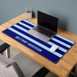 Deep Navy Blue & Sky Blue Stripes Patroon Bureaumat<br><div class="desc">Verbeter uw werkruimte met de Deep Navy Blue & Sky Blue Stripes Patroon Desk Mat. Met een gedurfd gestreept ontwerp in rijk marineblauw en zacht hemelsblauw, biedt deze bureaumat een glad oppervlak voor uw toetsenbord en muis terwijl u een strakke en moderne touch aan uw bureau toevoegt. Perfect voor thuiskantoren,...</div>