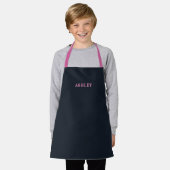 Deep navy pink aangepaste naam kinder schort (Gedragen)