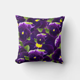 Deep Paarse Pansy Clusters: majestueuze schoonheid Kussen